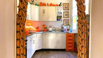 Réfrigérateur, four, plaque de cuisson, cafetiÚre/bouilloire