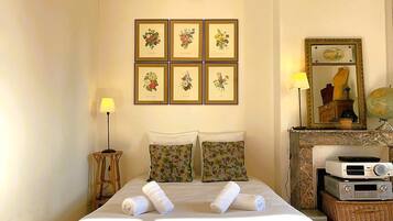 2 slaapkamers, een bureau, een strijkplank/strijkijzer, gratis wifi