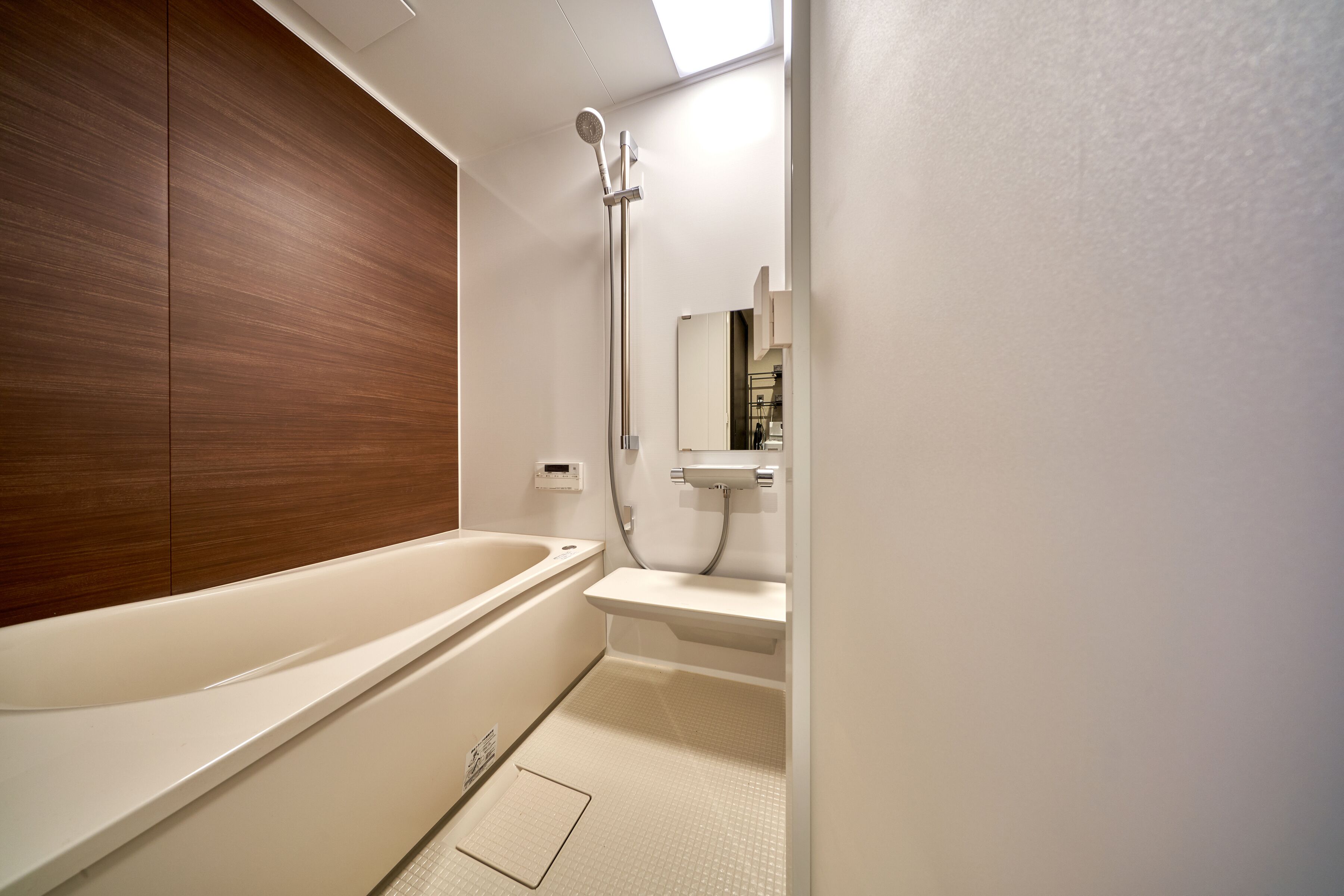 Een diep bad, gratis toiletartikelen, een haardroger