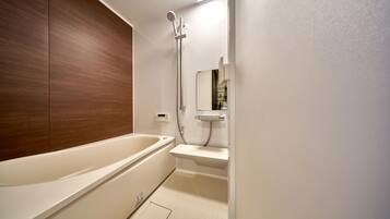 Een diep bad, gratis toiletartikelen, een haardroger