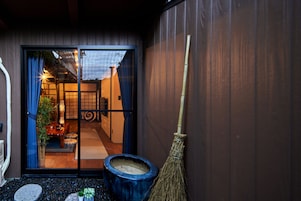 Basic Room | Living area | 55-inch flat-screen TV with digital channels