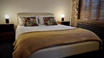 2 bedrooms, desk, WiFi, bed sheets