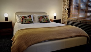 2 bedrooms, desk, WiFi, bed sheets