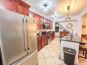 Geladeira, micro-ondas, fogão, cooktop