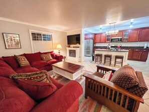 Smart TV, fireplace, DVD player, offices - Native Montanan - Downtown - By Rock Creek (Red Lodge)