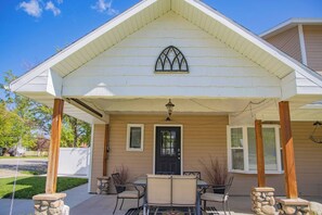 Outdoor dining - Walk to Downtown and Take In the Views from the Decks (Red Lodge)