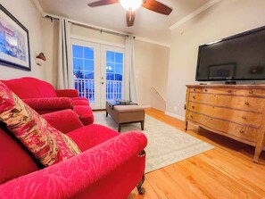 Smart TV, fireplace, DVD player, offices - Native Montanan - Downtown - By Rock Creek (Red Lodge)