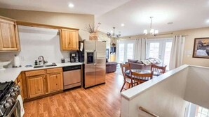 Private kitchen - Panoramic Platt- Mountain and River Views- In Town (Red Lodge)