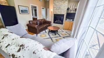 Smart TV, chimenea, reproductor de DVD y estéreo