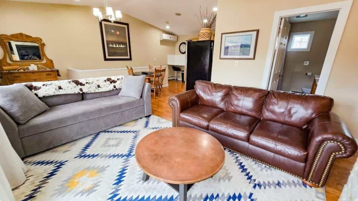 Smart TV, fireplace, DVD player, stereo