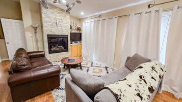 Cozy livingroom with fireplace and comfortable seating