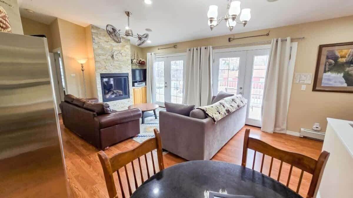 Smart TV, fireplace, DVD player, stereo