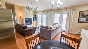 Smart TV, fireplace, DVD player, stereo - Panoramic Platt- Mountain and River Views- In Town (Red Lodge)