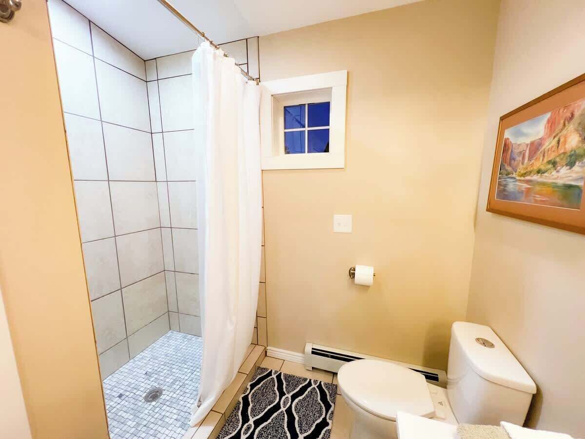 Dusj, hårføner og håndklær