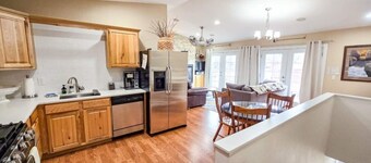 Overlooking the Mountains, the creek, and only a stones throw from downtown Red Lodge