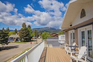 Outdoor dining - Panoramic Platt- Mountain and River Views- In Town (Red Lodge)