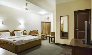 Deluxe Double Room | Free WiFi, bed sheets - Hotel Hornbill (Guwahati)
