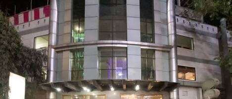 Vista frontal de la propiedad