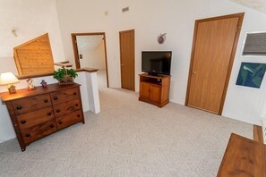 2 bedrooms, iron/ironing board, cots/infant beds, free WiFi