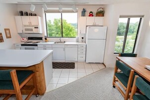 Refrigerador, horno, cafetera/tetera, tostadora