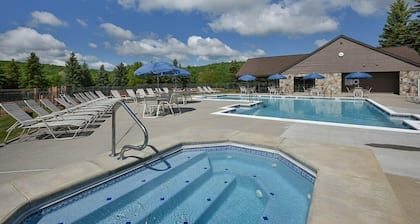 Seven Springs Sunridge 2 BR Condo - Pet Friendly! by RedAwning - Save 10% on 3 Nights, 15% on 5 Nights!