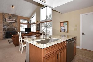 Refrigerador, horno, cafetera/tetera, tostadora