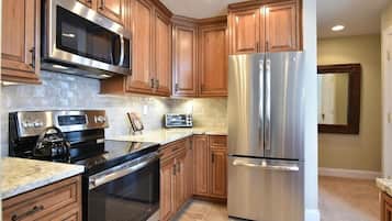 Townhome, 3 Bedrooms | Private kitchen | Fridge, oven, coffee/tea maker, toaster