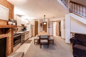 Apartamento, 2 habitaciones | Cocina privada | Frigorífico, horno, cafetera o tetera y tostadora