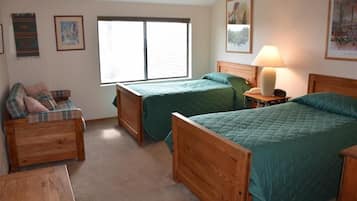 2 bedrooms, iron/ironing board, cots/infant beds, free WiFi