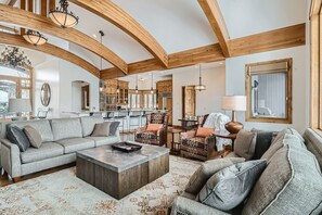 House, 5 Bedrooms | Living area