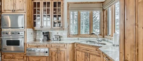 House, 5 Bedrooms | Private kitchen | Fridge, oven, coffee/tea maker, toaster