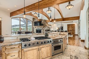 House, 5 Bedrooms | Private kitchen | Fridge, oven, coffee/tea maker, toaster - New Listing! Apres & Fairway Retreat 5 Bedroom Home by RedAwning (Breckenridge)
