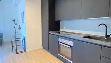 Frigorifero, microonde, forno, piano cottura