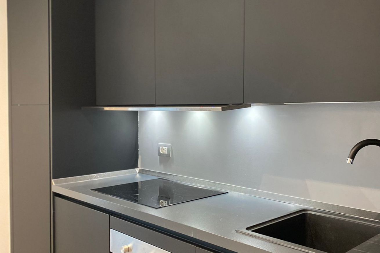 Geladeira, micro-ondas, fogão, cooktop