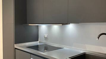 Geladeira, micro-ondas, fogão, cooktop