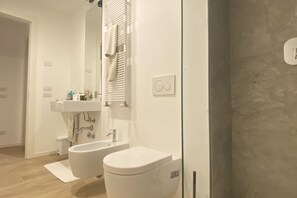 Dusche, Haartrockner, Bidet, Handtücher