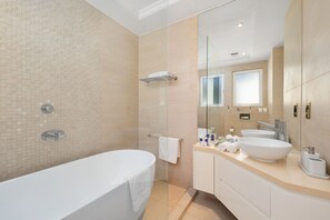 Badekar, hårtørrer, bidet, håndklæder