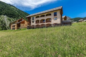 Exterior - Mountain apartment ⭐️⭐️⭐️ heated pool, ski slopes 100m away. (Arvieux)