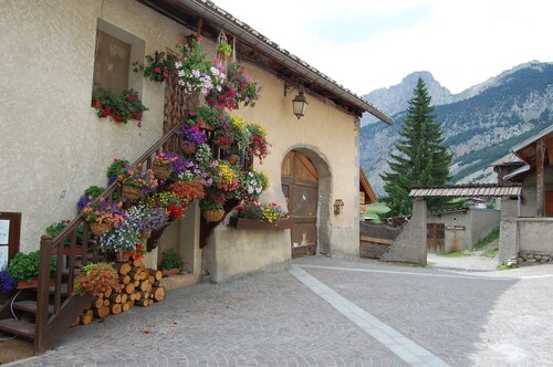 Mountain apartment ⭐️⭐️⭐️ heated pool, ski slopes 100m away.