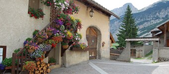 Mountain apartment ⭐️⭐️⭐️ heated pool, ski slopes 100m away.