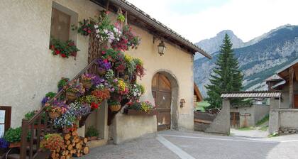 Mountain apartment ⭐️⭐️⭐️ heated pool, ski slopes 100m away.