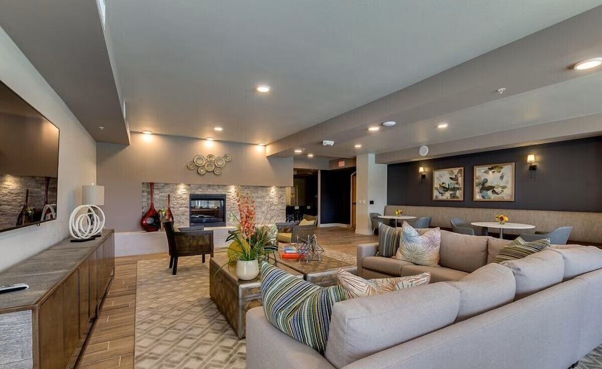 30+ Night Luxury Condo 2br/2ba+den: Walk To Dining & Coffee, Pool, Gym, & Garage - Chandler, AZ