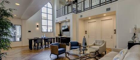 Smart TV, impianto stereo, studio