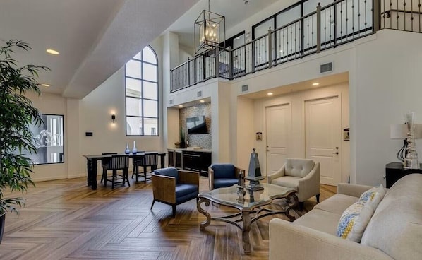 Smart TV, impianto stereo, studio