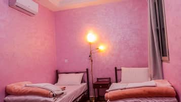 Habitació amb dos llits individuals estàndard | 1 dormitori, cortines opaques i wifi gratuïta