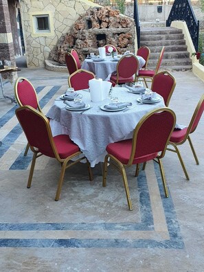 Café da manhã continental todos os dias (EUR 30 por pessoa) 