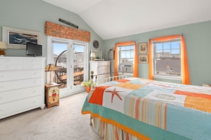 3 bedrooms, WiFi, bed sheets - 2 Minute WALK to Ocean! Pets ok. (Newburyport)