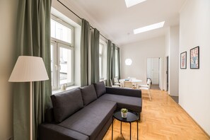 Apartamento | Sala de estar | Televisión de pantalla plana de 48 pulgadas con canales por cable
