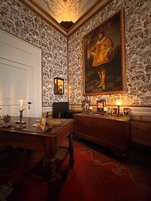 Premium bedding, laptop workspace, blackout curtains, iron/ironing board - Casa Santangelo Suites (Salerno)