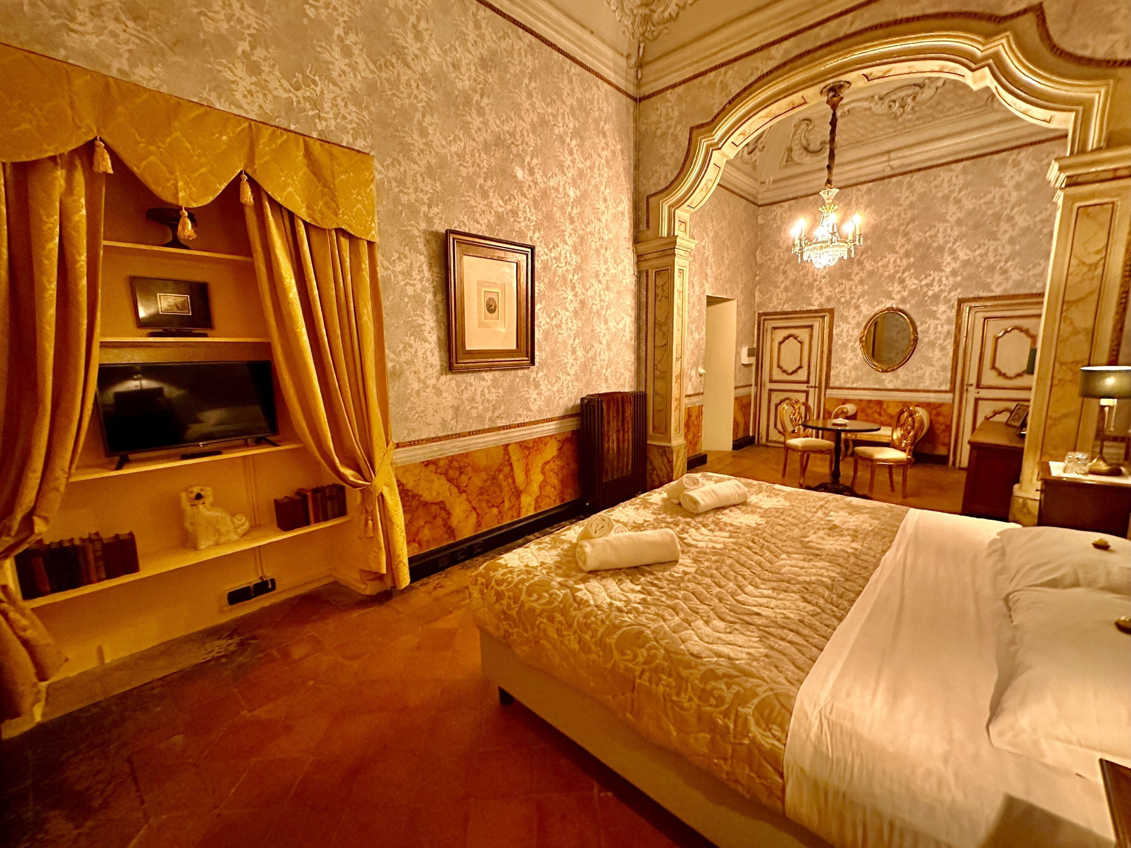 Premium bedding, in-room safe, laptop workspace, blackout drapes